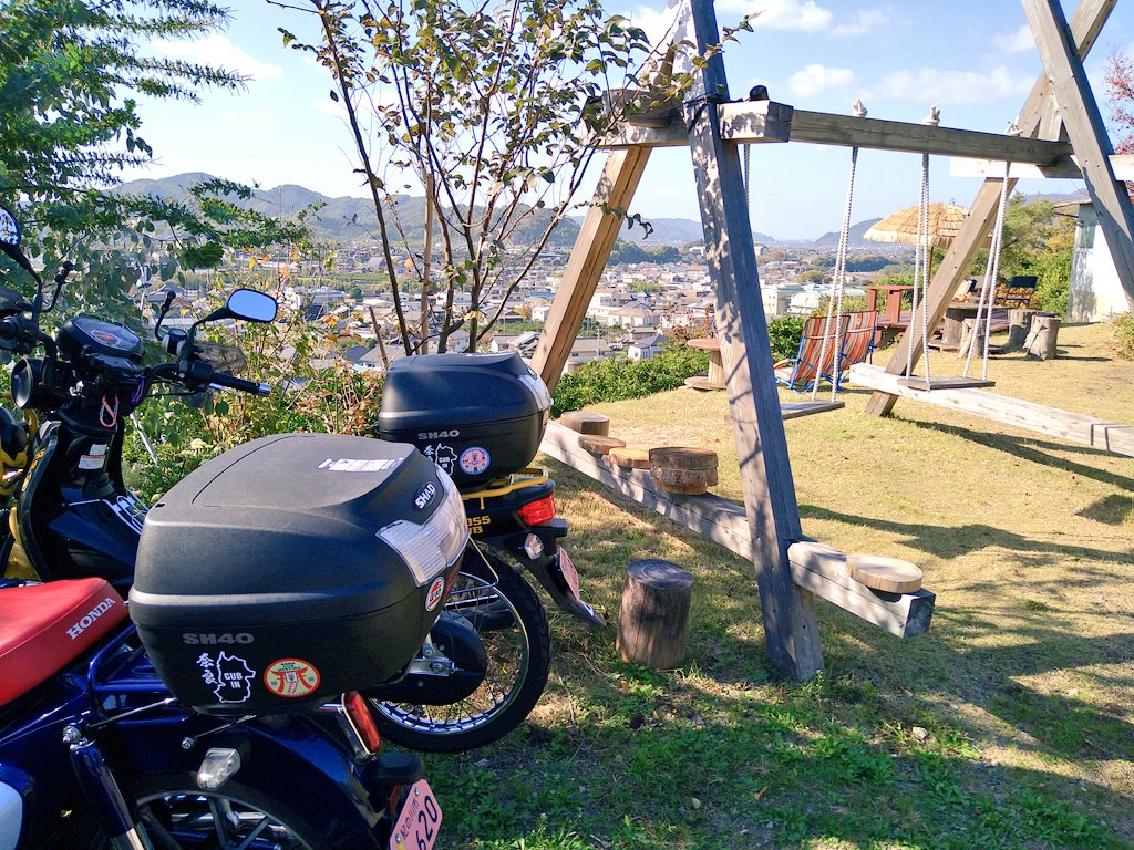 koisan_510's tweet photo. #カブ散歩
#スーパーカブc125
#クロスカブc110
#有田川町
#丘の上のカフェ
#Birdtenjinmae
#生石高原
#ススキの原っぱ https://t.co/nlcYiRX1hw