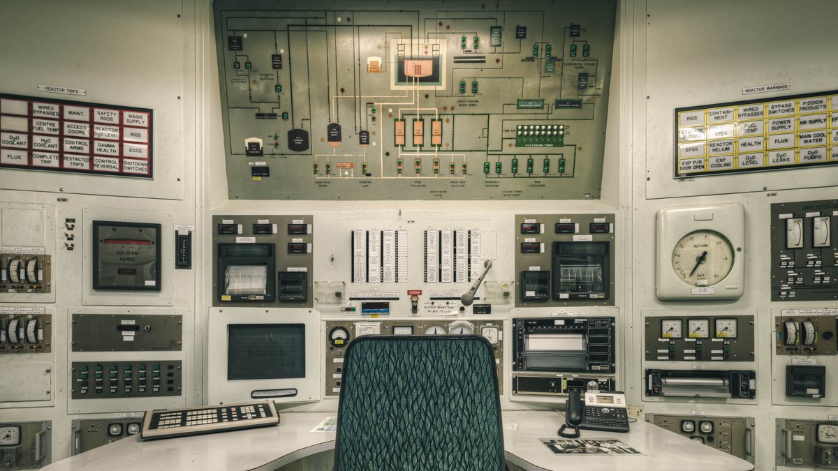 lostc0llective's tweet photo. Ever wondered what a nuclear reactor looks like? ☢️ - https://t.co/Nbh9QXwCD9 https://t.co/R82ard9WrR