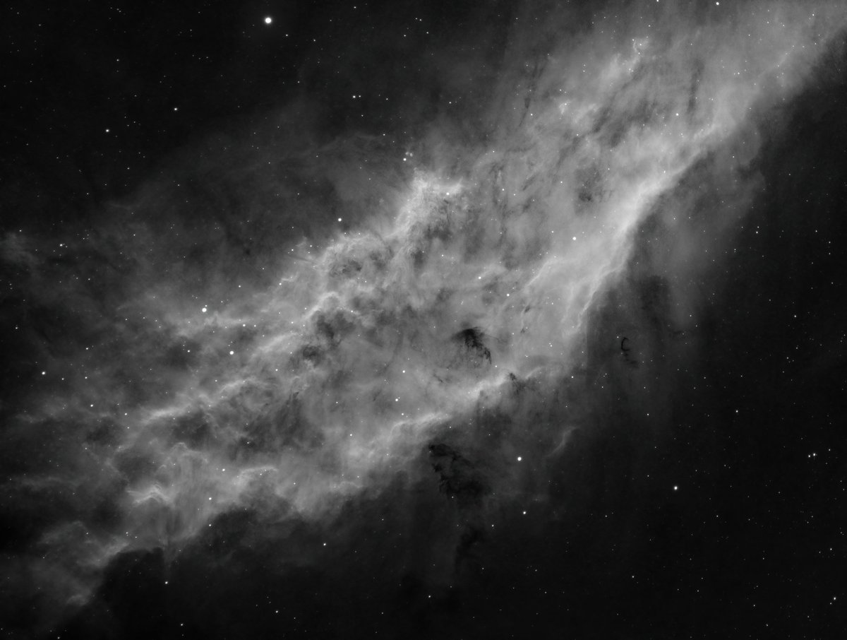 Can the clouds stop please... I want to colour my California Nebula! 🙄

Around 6 hours of Ha data.

#Astrophotography
