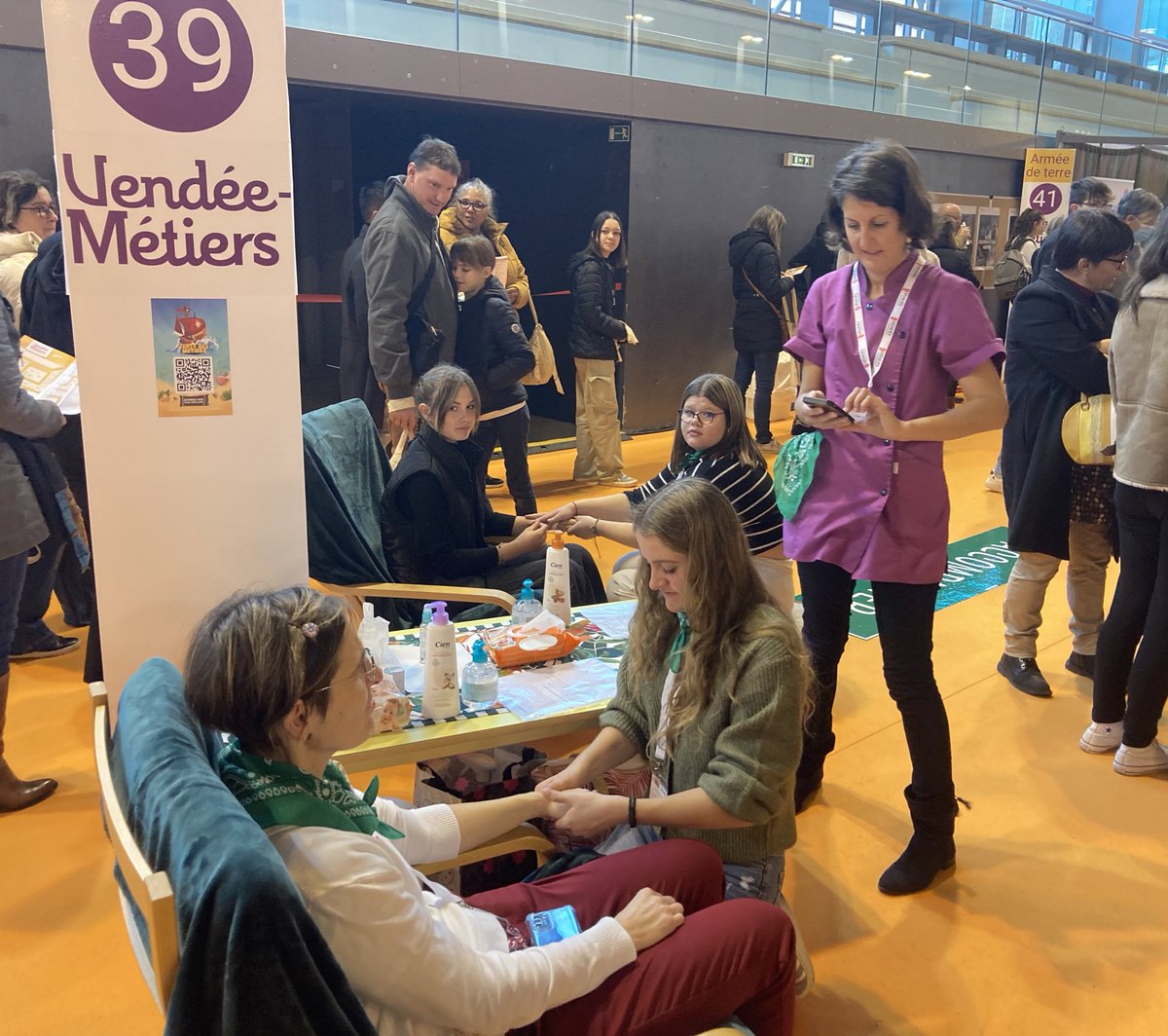 vendeemetiers's tweet photo. Vous aimez le contact avec les personnes ? Venez découvrir les formations dans le domaine social sur le stand 38.
Les métiers du service à la personne vous intéresse ? De nombreuses animations à ce sujet vous attendent sur le stand 39 ! #VM85 https://t.co/14TX15oN5s