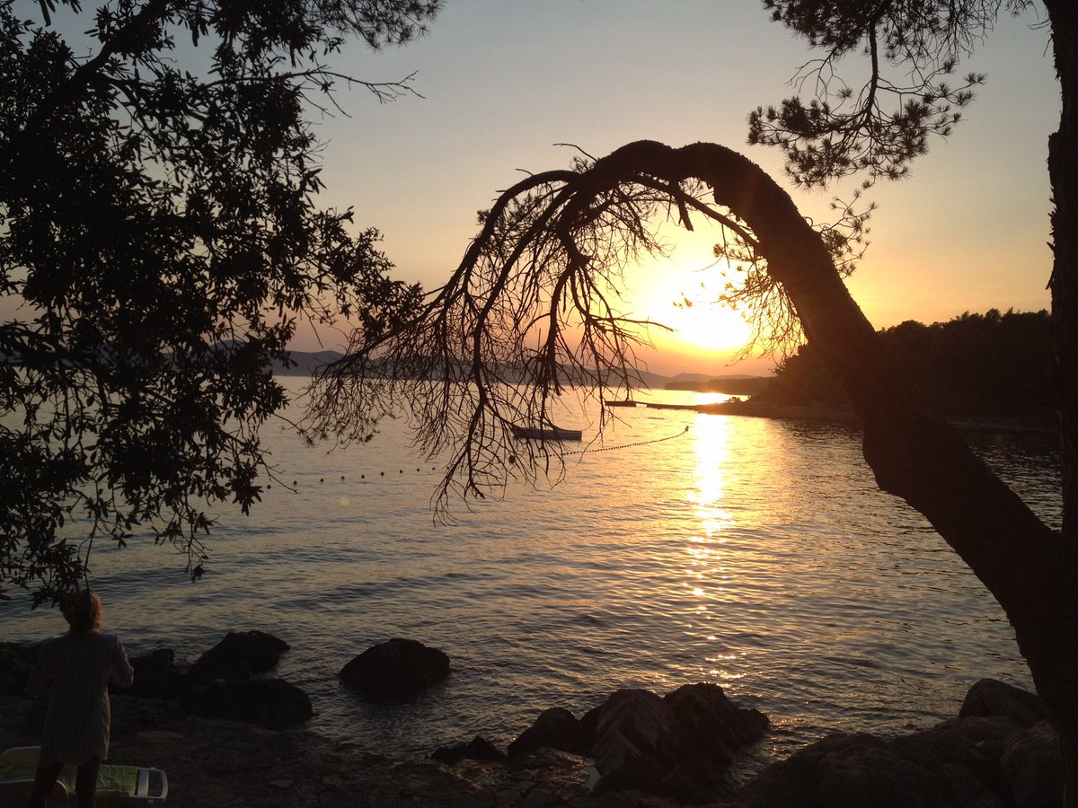 steieu's tweet photo. Seduto a guardare
Mentre il sole va giù
Ascoltando qualcosa
Che non sai neanche tu
Il "ritmo" del mondo
Batte dentro di te
Mentre cerchi qualcosa
Che forse non c'è!
E rimani così
Incantato a seguire
Quei riflessi... che il Sole
Non lascia morire.
#MusicaEPoesia 
#SalaLettura 
📷 https://t.co/ZRDpM471c2