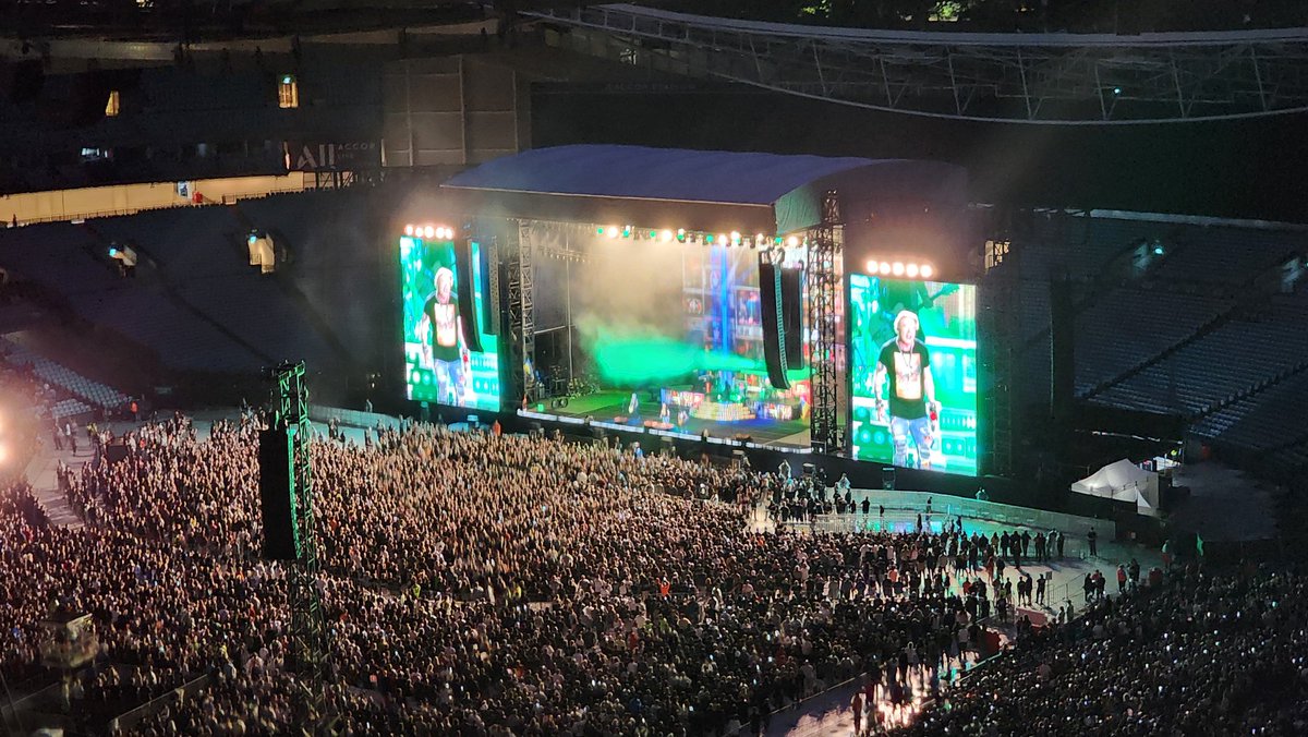 MXCityWalkers's tweet photo. @gunsnroses fix the delay mates! #GNR #GNRSydney #AccorStadium #Tour  @elonmusk pls Help #Sydney https://t.co/mldzU0u7DF