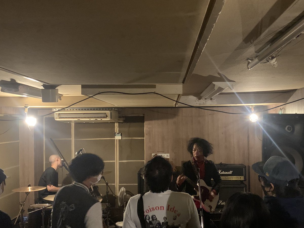 昨日はインオガのレコ発ファイナルへ。素晴らしいイベントでしたね。センスの塊のようなバンドなので活休残念。滑稽のドアと楽曲をカバーし合ってたのは胸アツ。滑稽のドアの新曲も次へ感があってカッコよかった。嗚咽民でエツさんがBOSSのSL-2を早速使ってたのも印象的で良い刺激いただきでした。