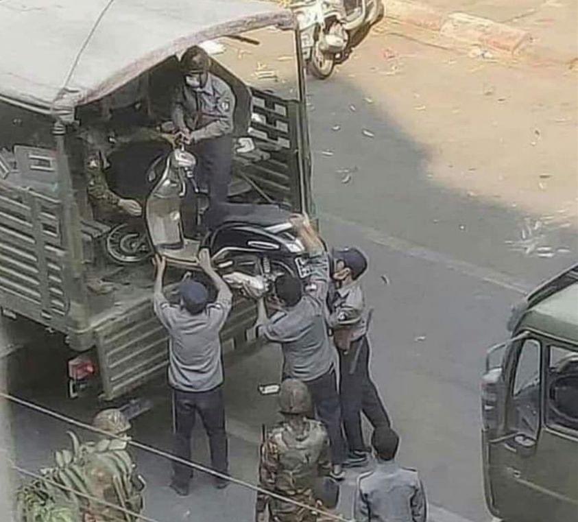 မကွေးတိုင်းတွင် ဆိုင်ကယ်နှစ်ယောက်စီးသူများကို စစ်တပ်က ပစ်ခတ် နေသ ဖြင့် ပြည်သူများ သေဆုံး ထိခိုက် ဒဏ်ရာရမှုများ များပြားလာ
read more-> t.me/khitthitnews/7…