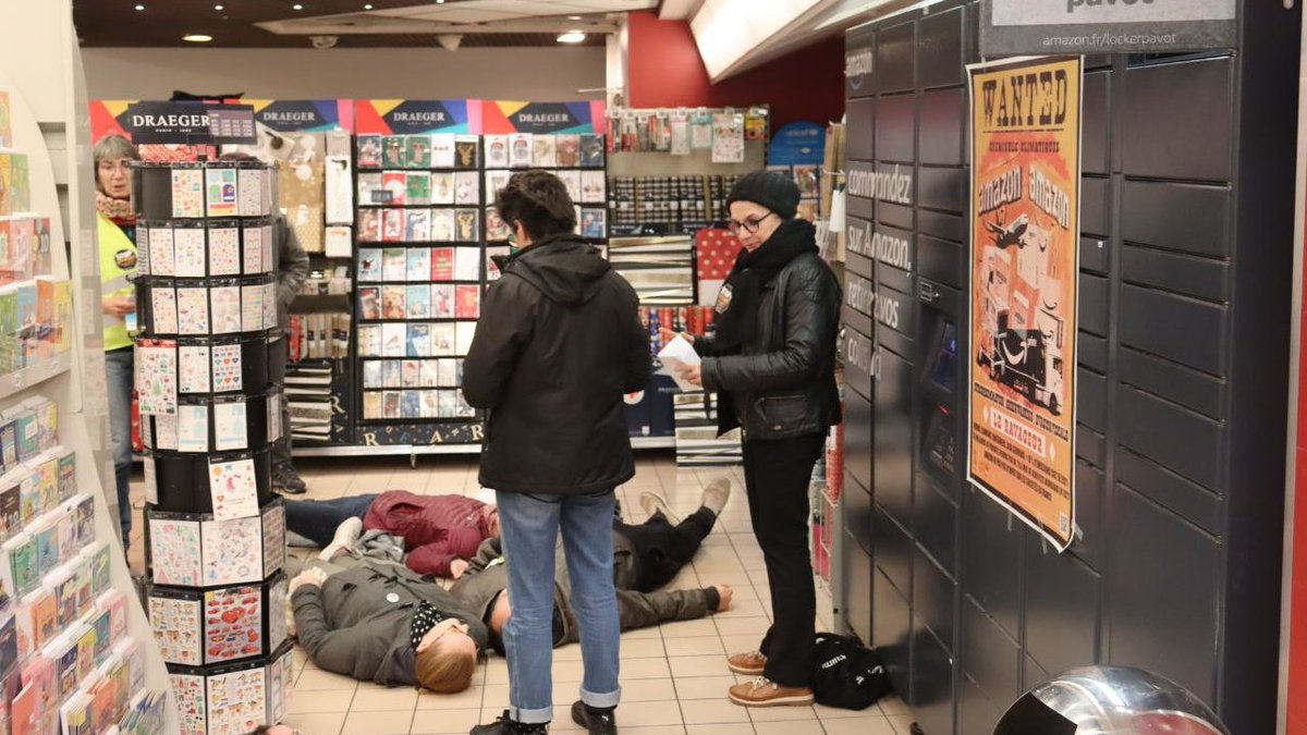 📦Action ce 25 nov en inter- orga pour condamner la grand messe consumériste du #BlackFriday. On ne lâchera jamais #Amazon et les autres écocidiares. 

👉Merci à <a href="/XR_Rouen/">Extinction Rebellion Rouen</a>  et <a href="/ANVCOP21Rouen/">ANVCOP21 Rouen</a>. 
Avec également <a href="/Alternatiba76/">Alternatiba Rouen</a>, Attac Rouen et évidemment <a href="/76_stop_amazon/">Stop Amazon 76</a>. 
#StopAmazon