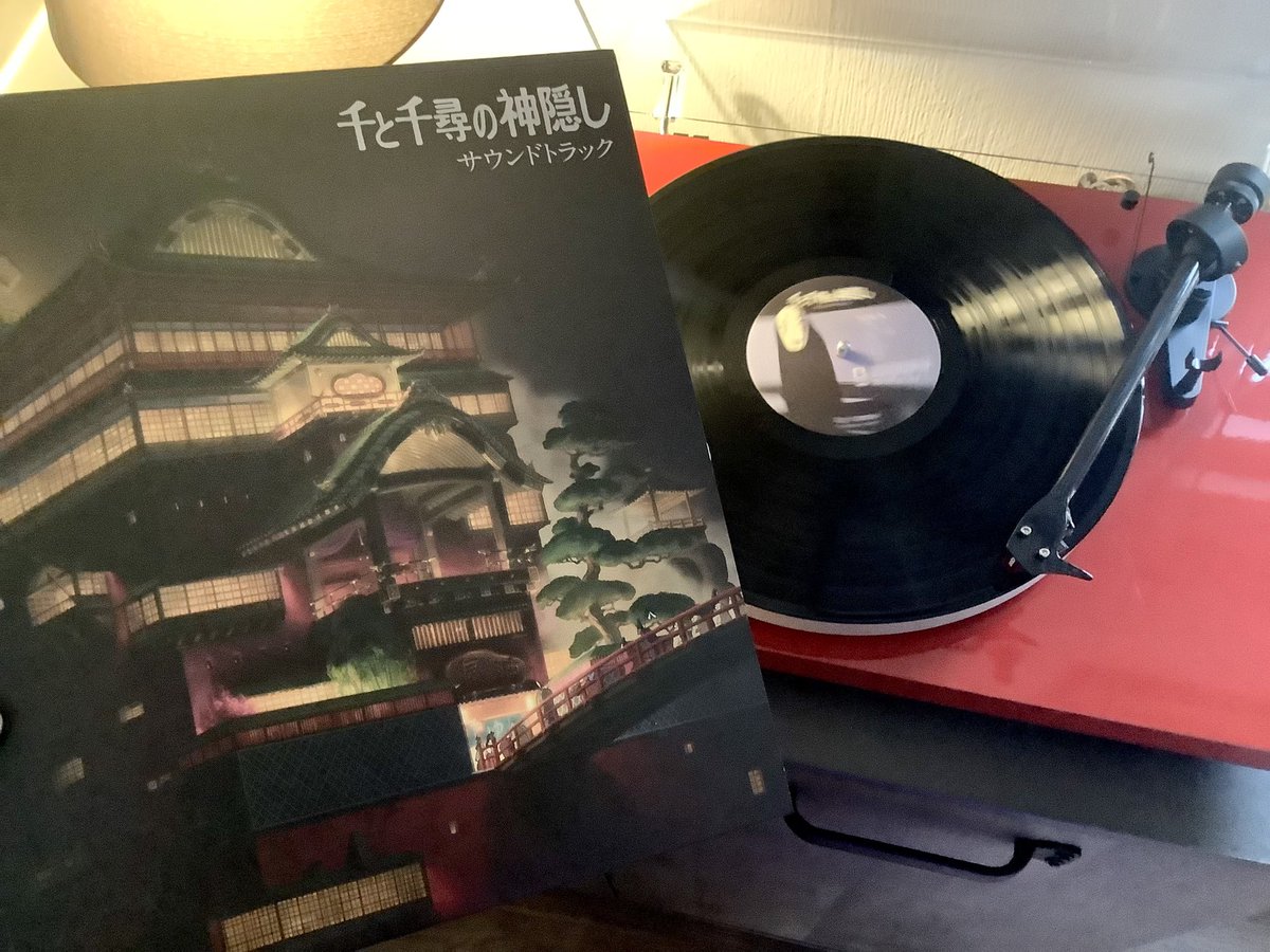 medieneffekt's tweet photo. Eine Woche Urlaub is rum. Bisher läuft alles super. Zur Feier lege ich eine Platte auf, die ich schon länger habe, aber an die ich mich noch nicht „getraut“ habe. Einfach zu emotional. Der magische Soundtrack zu Chihiros Reise ins Zauberland… unglaublich #Vinylliebe https://t.co/ZqAd1twkpV