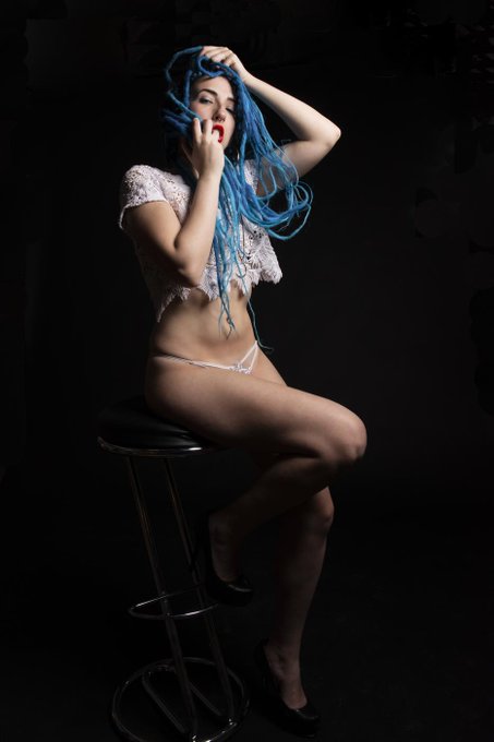 https://t.co/J7ScXJTn3i Una bambola dai capelli blu  #madqueen #bluehair #bandana #altmodel #alternative<a href="/tag/lingerie"class="tags"><span>#lingerie</span></a><a href="/tag/sexy"class="tags"><span>#sexy</span></a><a href="/tag/hot"class="tags"><span>#hot</span></a><a href="/tag/piercing"class="tags"><span>#piercing</span></a><a href="/tag/altmodel"class="tags"><span>#altmodel</span></a><a href="/tag/sofa"class="tags"><span>#sofa</span></a>