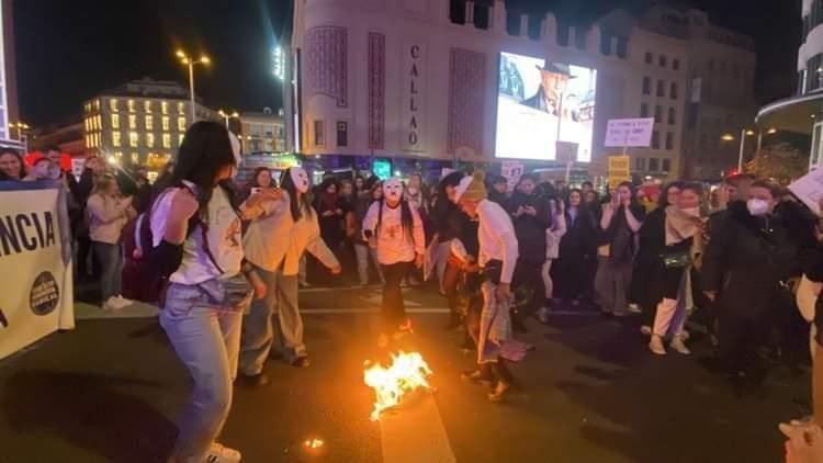 Este #25N hemos estado en Madrid alzando la voz y recordando, entre otras cosas, que el velo no es nuestra identidad.
También hemos visto que desde alguns perfiles se nos ha descrito como mujeres iraníes y queremos corregir el error, somos mujeres laicas de ⬇️