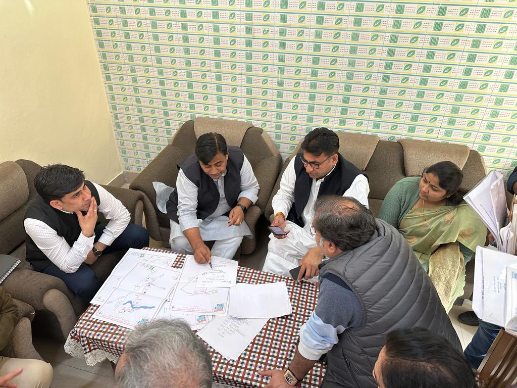 IndiraMeena_'s tweet photo. भारत जोड़ो यात्रा का रोडमैप तैयार हो चुका है कांग्रेस प्रदेश अध्यक्ष श्री गोविंद सिंह डोटासरा जी, राजस्व मंत्री श्री रामलाल जाट जी, संदीप चौधरी जी,भजनलाल जाटव जी एवं दानिश अबरार जी के साथ भारत जोड़ो यात्रा के मार्ग एवं तैयारियों का निरीक्षण किया ।
#bharatjodoyatra #pccrajasthan https://t.co/ZH3zVMDpu2