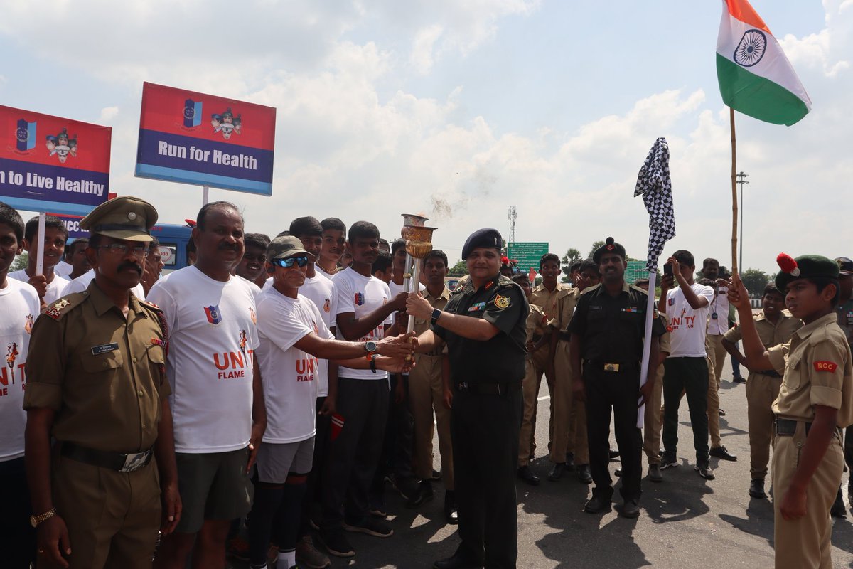 Unity_flame_run's tweet photo. The #day7 of the #unityflamerun was flagged off by Col Gautam of 14 TN Bn, in presence of PI staff, ANOs, cadets and civilians in a behooving manner. After covering 300 kms, the flame is now heading towards Thethupatti. #ekbharatshreshthabharat 
@HQ_DG_NCC
@Gen_VKSingh https://t.co/DtgDlX9W50