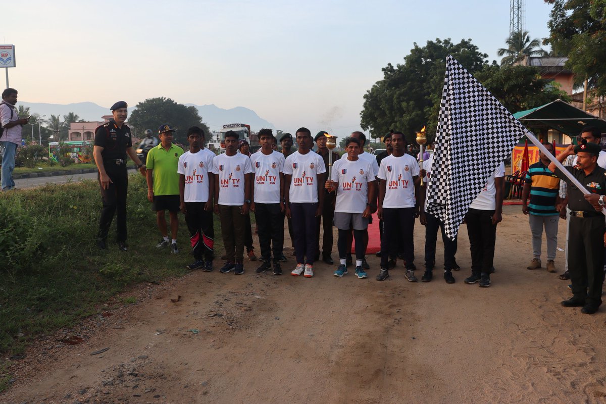 Unity_flame_run's tweet photo. The #day7 of the #unityflamerun was flagged off by Col Gautam of 14 TN Bn, in presence of PI staff, ANOs, cadets and civilians in a behooving manner. After covering 300 kms, the flame is now heading towards Thethupatti. #ekbharatshreshthabharat 
@HQ_DG_NCC
@Gen_VKSingh https://t.co/DtgDlX9W50
