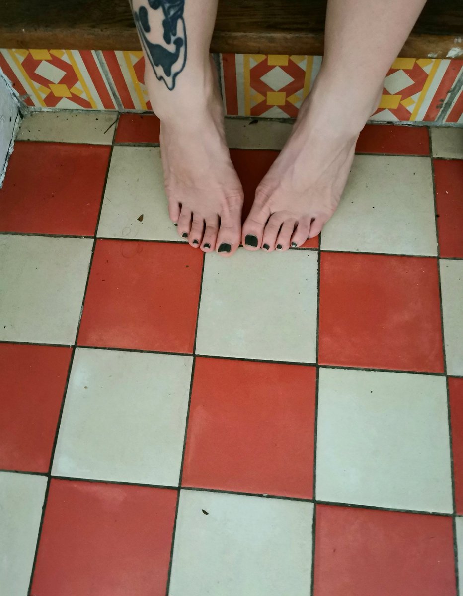 Charmiing_f's tweet photo. Oh la gueule de bois du dimanche elle fait mal 😭
#feetfethish #pieds #feetpicsforsales #feetheaven #PiedsNus #Pied #réveille #maldetete #fetichiste https://t.co/wLtmCjxIsw