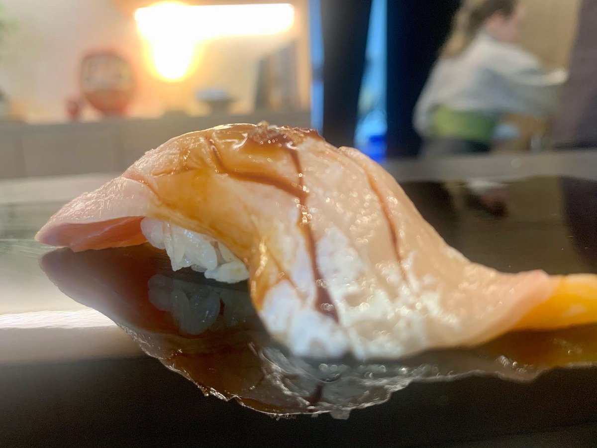 Bonbibendum's tweet photo. Los niguiris de #sushibarhanna son de enorme simplicidad, conservando la esencia de un producto extraordinario: 

- Akamai.
- Ventresca de trucha.
- Pez limón.
- Ventresca de dorada. 

@FlemyngJanek https://t.co/H4Rc6Yjkjf