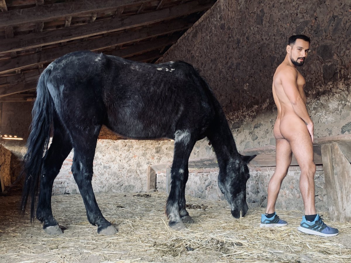 Soy tan generoso que si me invitas a tu rancho y no tienes becerros, yo te doy unos 
Onlyfans.com/delmarponce