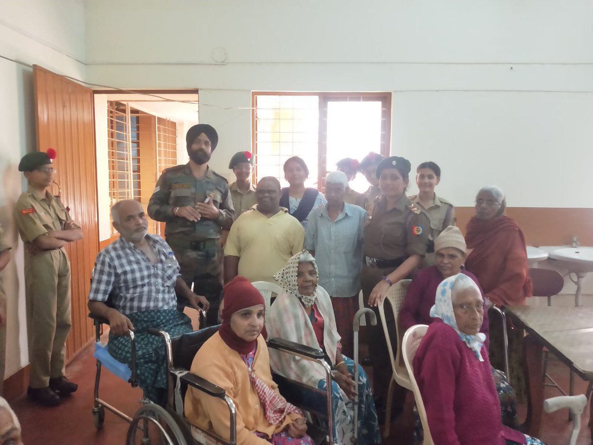 Dte_kargo's tweet photo. #NCC75
On the occasion of NCC day,80 Cadets of Excel Public School,14 Kar Bn/Mysore GP of Kar&Goa Dte visited an Old Age Home. They carried out area maintenance, interaction and organised games for the residents. They received love&the blessings of inmates
@HQ_DG_NCC https://t.co/dWIPPmYJpU