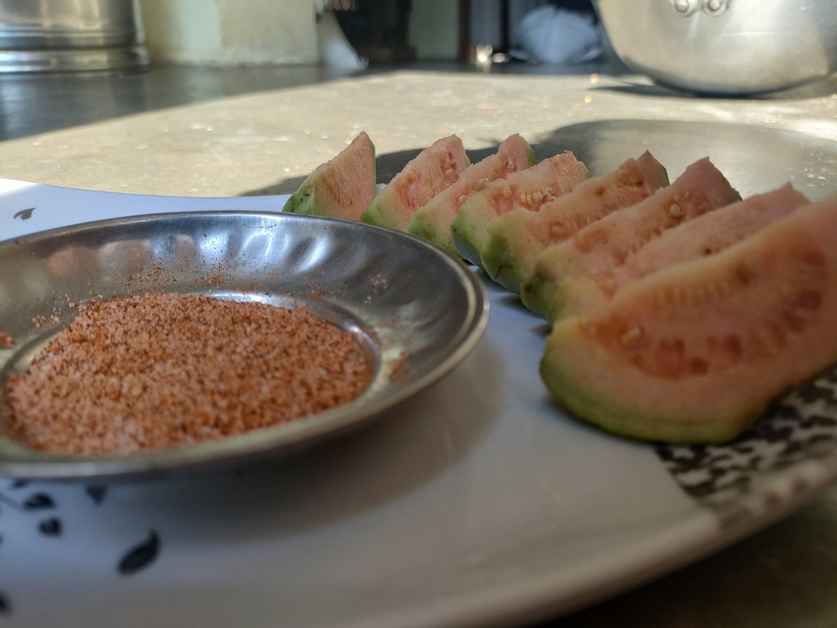 Sanjay_Singh06's tweet photo. लोग जाम (मदिरा) के शौकीन है, हम जाम (अमरूद) के शौकीन हैं
#Jaam #amrud #shardi #fruits https://t.co/24TPnKpilp