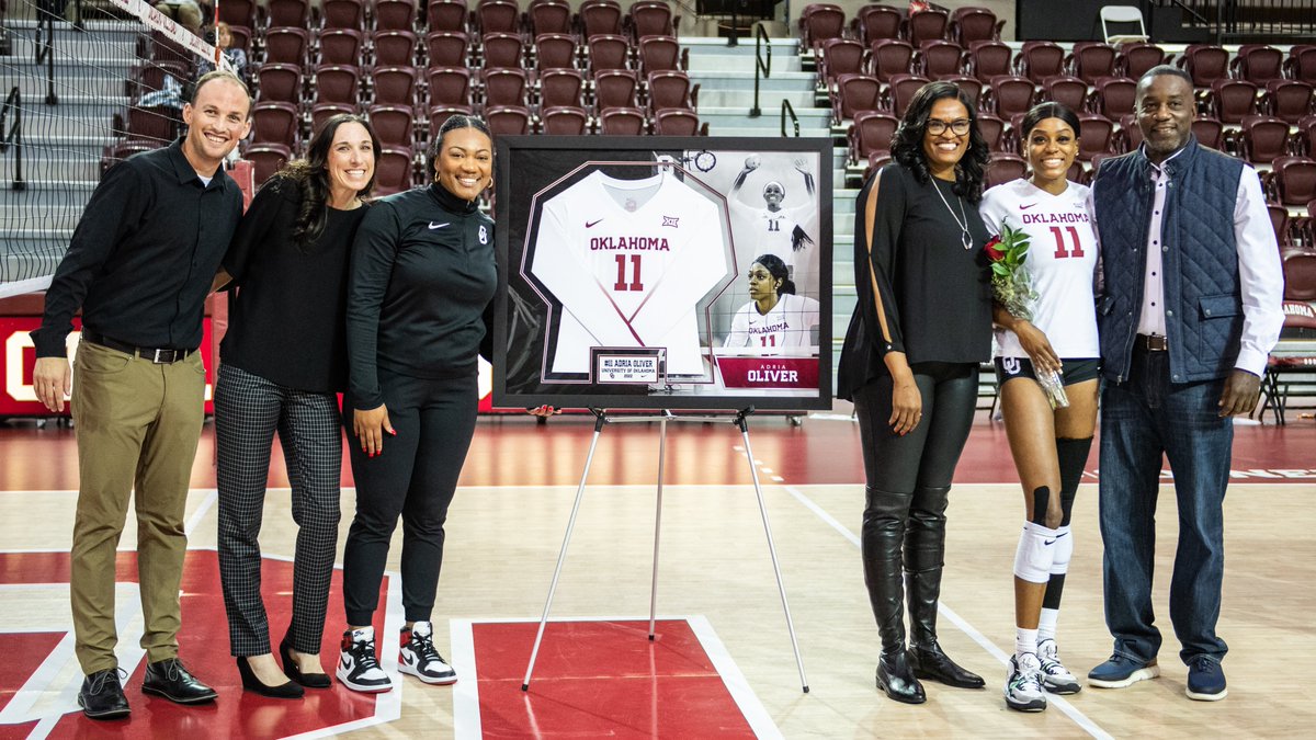 OU_Volleyball's tweet photo. 𝙁𝙤𝙧𝙚𝙫𝙚𝙧 𝙖𝙣𝙙 𝘼𝙡𝙬𝙖𝙮𝙨, 𝐁𝐎𝐎𝐌𝐄𝐑 𝐒𝐎𝐎𝐍𝐄𝐑!! ❤️🤍

📝 Senior Night Recap: https://t.co/ET3IS6RhN5 https://t.co/5jmDdG3zsQ