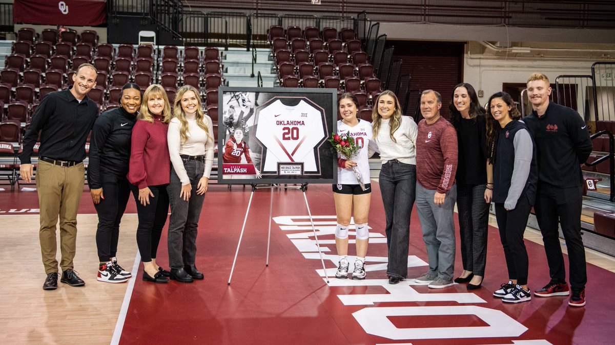 OU_Volleyball's tweet photo. 𝙁𝙤𝙧𝙚𝙫𝙚𝙧 𝙖𝙣𝙙 𝘼𝙡𝙬𝙖𝙮𝙨, 𝐁𝐎𝐎𝐌𝐄𝐑 𝐒𝐎𝐎𝐍𝐄𝐑!! ❤️🤍

📝 Senior Night Recap: https://t.co/ET3IS6RhN5 https://t.co/5jmDdG3zsQ