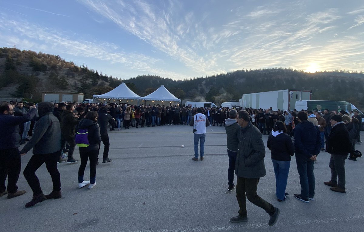 EczaEmekcileri's tweet photo. Yurdun dört bir yanından Ankara'ya gelen eczacılar Gölbaşı'ndaki buluşma noktasında bir araya gelmeye başladı. Binlerce eczacı karanlığın içinden doğan bir güneş gibi Anıt Park'ta olacak 13:00'te.
İlacına erişemeyen, fahiş ilaç fiyat farklarıyla beli bükülen halkımız davetlidir. https://t.co/NHJZPdLR84