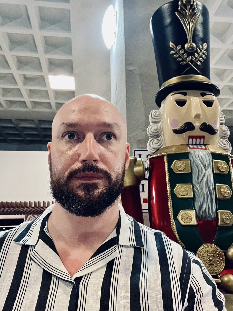 Mattyfatpants's tweet photo. New @LinkedIn profile pic incoming.

#networking
#networth
#networthing https://t.co/rvmnHwYmzO