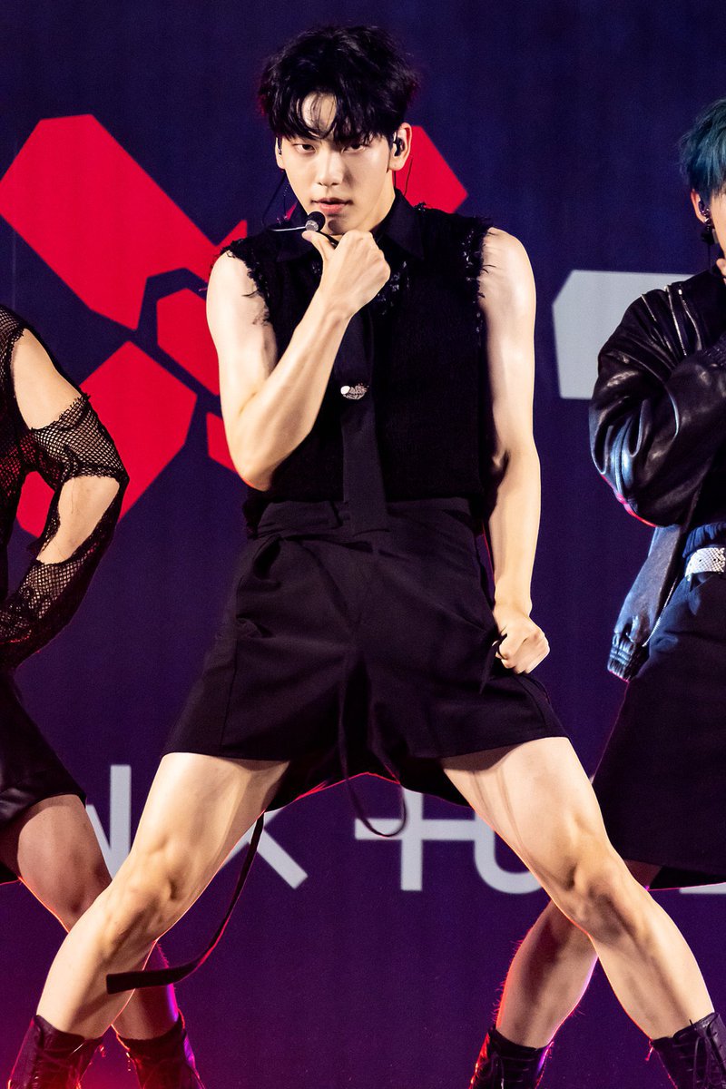 hereforw_'s tweet photo. soobin muscles everywhere his arms his chest his abs his thighs / legs 😵‍💫 he’s so muscular 🤯🤯 https://t.co/mdLOovNkAt