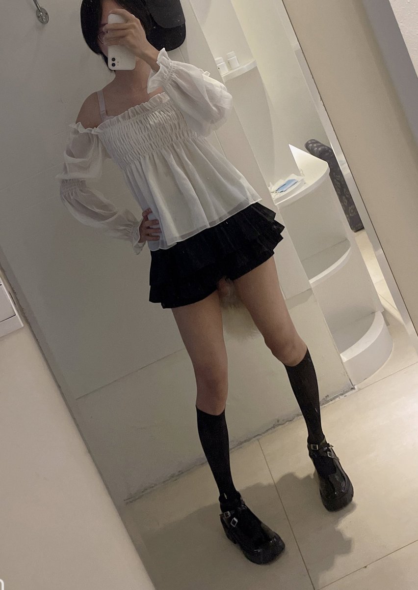milnkrbq's tweet photo. 在家的时候录的露出视频，大概就是从家走到一楼，感觉也不算露出emmmm https://t.co/wgfy0dR5XO