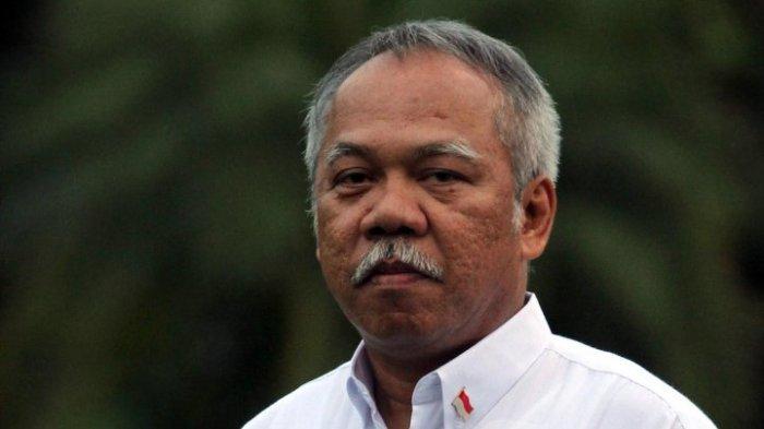 alvinlie21's tweet photo. Rambut Putih asli tanpa semir
Tak cuma rambut, Kumis pun putih
Gak cuma mikirin rakyat tapi kerja beneran
Wajah gosong kena terik matahari
Bukan sosok yg asyik di belakang meja
Kerja &amp; turba tanpa pencitraan

Inilah yg dimaksud oleh @jokowi

Mochamad Basuki Hadimuljono
for RI1 https://t.co/n1W8AitvUb
