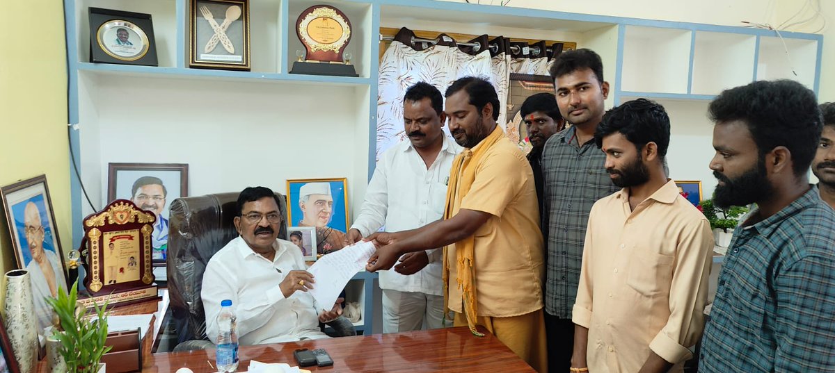 boss41284's tweet photo. *ప్రభుత్వ జూనియర్ కాలేజీ ఏర్పాటు చేయాలి*
*-ఎమ్మెల్యే మేకపాటి చంద్ర శేఖర్ రెడ్డికి వినతి*
#TeamSekharAnna
#mekapatichandrasekharreddy
 #UdayagiriSocialMedia  #CMYSJagan #UdayagiriMLA
#YSRCPUDAYAGIRI
#YSRCPSOCIALMEDIANELLOREDISTRICT
#YSRCPSOCIALMEDIAUDAYAGIRI
#basireddy
#Goodbyebab https://t.co/J8PMBG0bKK