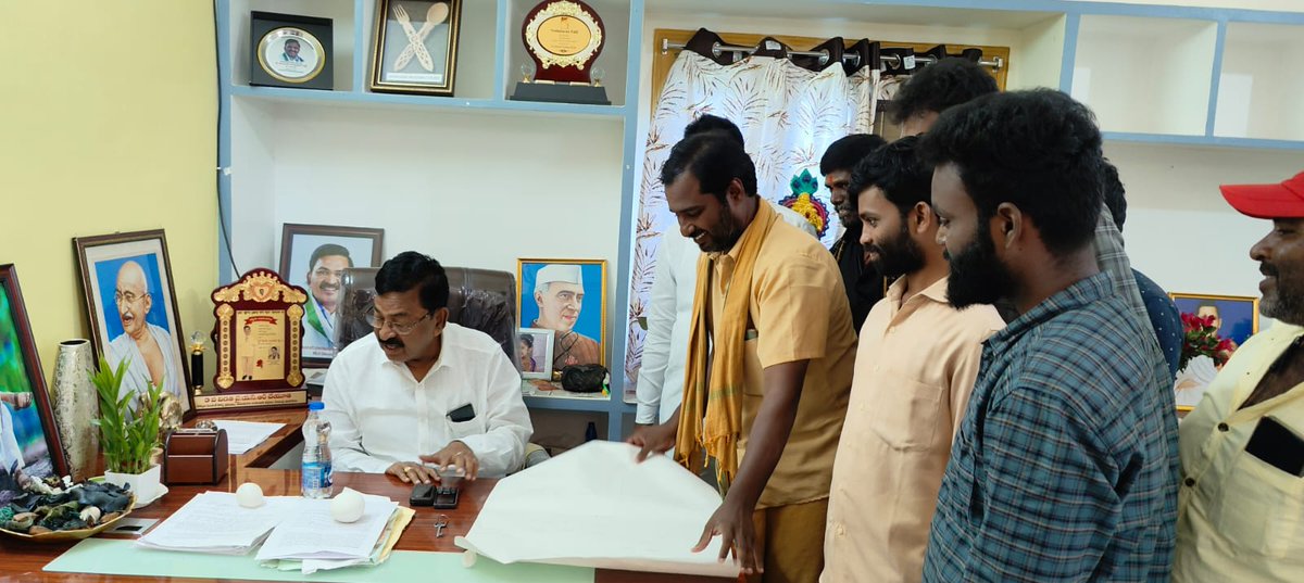 boss41284's tweet photo. *ప్రభుత్వ జూనియర్ కాలేజీ ఏర్పాటు చేయాలి*
*-ఎమ్మెల్యే మేకపాటి చంద్ర శేఖర్ రెడ్డికి వినతి*
#TeamSekharAnna
#mekapatichandrasekharreddy
 #UdayagiriSocialMedia  #CMYSJagan #UdayagiriMLA
#YSRCPUDAYAGIRI
#YSRCPSOCIALMEDIANELLOREDISTRICT
#YSRCPSOCIALMEDIAUDAYAGIRI
#basireddy
#Goodbyebab https://t.co/J8PMBG0bKK