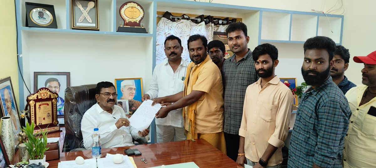 boss41284's tweet photo. *ప్రభుత్వ జూనియర్ కాలేజీ ఏర్పాటు చేయాలి*
*-ఎమ్మెల్యే మేకపాటి చంద్ర శేఖర్ రెడ్డికి వినతి*
#TeamSekharAnna
#mekapatichandrasekharreddy
 #UdayagiriSocialMedia  #CMYSJagan #UdayagiriMLA
#YSRCPUDAYAGIRI
#YSRCPSOCIALMEDIANELLOREDISTRICT
#YSRCPSOCIALMEDIAUDAYAGIRI
#basireddy
#Goodbyebab https://t.co/J8PMBG0bKK
