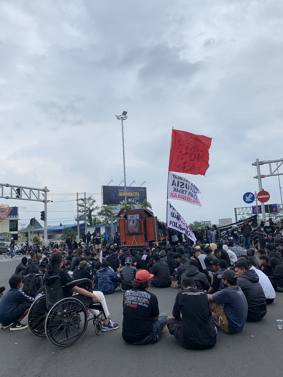 KEADILAN DAN TAHLILAN, MANA NURANIMU!!! PIDANAKAN PARA AKTOR DAN EKSEKUTOR PEMBANTAIAN KANJURUHAN!! 

#UsutTuntasPembantaianKanjuruhan
#KarangplosoUnderpass