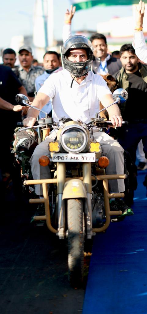 INCIndia's tweet image. जब हम चलते हैं तो रास्ते खुद बन जाते हैं...

#BharatJodoYatra