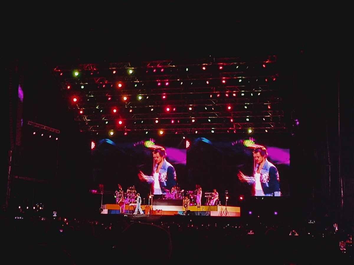 IzzMillr's tweet photo. @Harry_Styles Best night ever!! Tnxs for the memories!!! #HarryStyles https://t.co/WJ2mDWjIcy
