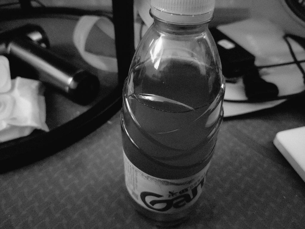 男孩子床头的水可不敢随便喝