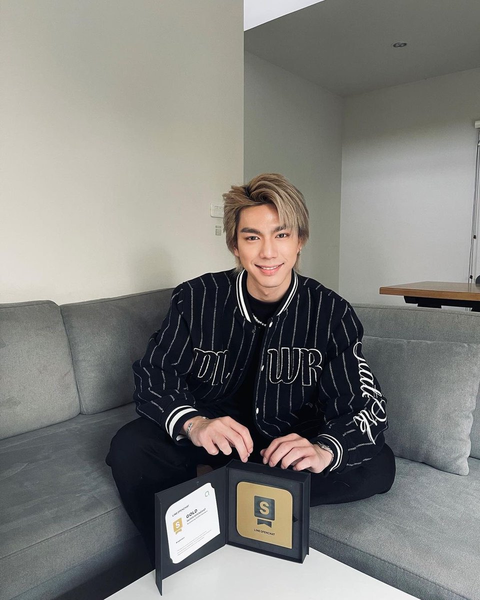 zoomdara_online's tweet photo. ไบร์ท นรภัทร สุดปัง คว้ารางวัล Super Openchat การันตีแฟนคลับโลกออนไลน์เหนียวแน่น

อ่านข่าวเพิ่มเติม 👉🏻 https://t.co/SrfBN8XaMH
 
#ไบร์ทนรภัทร #brightnorr #LINEOpenChat
#WhereEveryoneHasTheirOwnPlace
#SuperOpenChat #สุดยอดโอเพนแชท
#zoomdara #ข่าวดารา #ข่าวบันเทิง https://t.co/ApI3131w2i