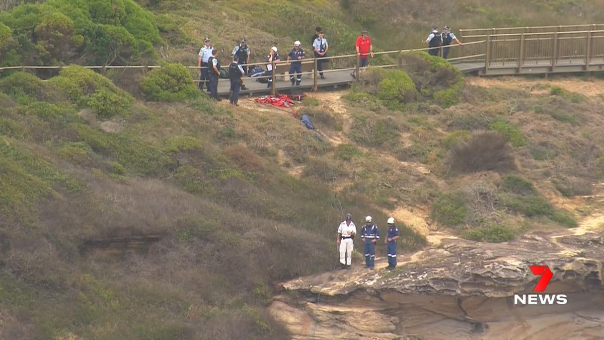 7NewsSydney's tweet photo. A man in his 50s has fallen off of rocks at Magic Point near Maroubra. He has suffered head injuries and minor cuts to his lower limbs. Emergency services treated the man at the scene before he was carried 1km to a waiting ambulance. https://t.co/OF81oZXOfr #MagicPoint #7NEWS https://t.co/8S0WaFeiob