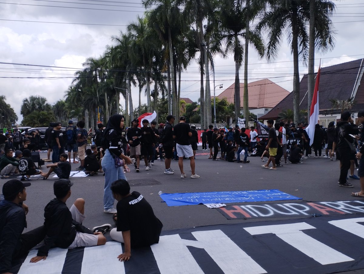 Kota Malang masih menuntut‼️
(27/11)

📸 <a href="/aremadesign/">AREMADESIGN.com - Art Of Aremania</a> <a href="/joshuanade/">joshua nade</a> <a href="/Jetbay_/">Bayy!</a>
#UsutTuntasTragediKanjuruhan