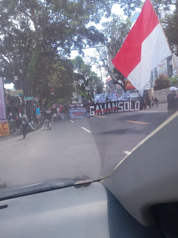 12.49 #trafficreportmlg Depan rumah dinas Kapolres jl Ijen juga di blokade. (Pd-Ch)