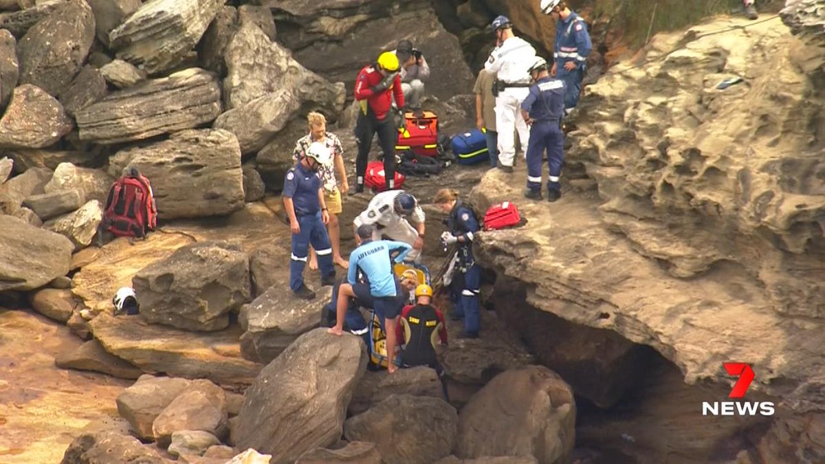 7NewsSydney's tweet photo. A man in his 50s has fallen off of rocks at Magic Point near Maroubra. He has suffered head injuries and minor cuts to his lower limbs. Emergency services treated the man at the scene before he was carried 1km to a waiting ambulance. https://t.co/OF81oZXOfr #MagicPoint #7NEWS https://t.co/8S0WaFeiob