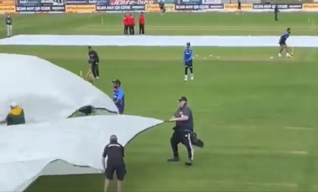 CricCrazyJohns's tweet photo. Sanju Samson helping the ground staff during the rain break. https://t.co/S0jclxNuSH