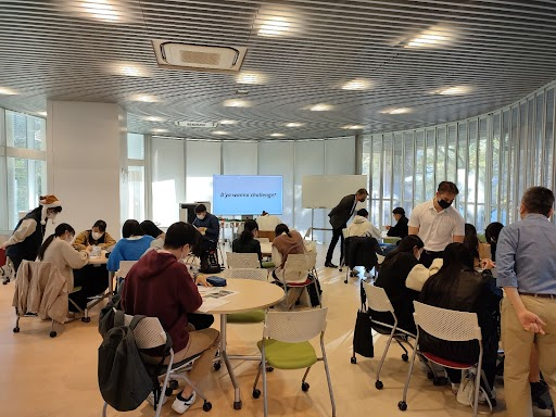 reitakuuniv's tweet photo. Session2がスタート!
AコースはKevin Tang先生による「Relaxed Pronunciation」!
ネイティブのようなナチュラルな発音を目指すには何を注意すべきか練習中👄
#麗澤大学 #RU #EnglishWorkshop https://t.co/l9AHznjbTd