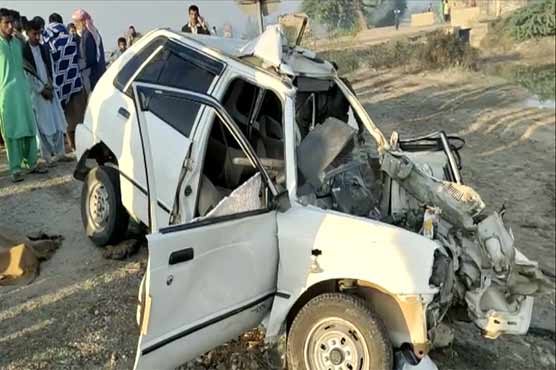 DunyaNews's tweet photo. لاڑکانہ: دھند کے باعث کار ٹریکٹر سےجا ٹکرائی، ایک ہی خاندان کے5 افراد جاں بحق #RoadAccident #Larkana #Foge #5Death https://t.co/ofgm3kEgDW https://t.co/4ihTU9wQtK