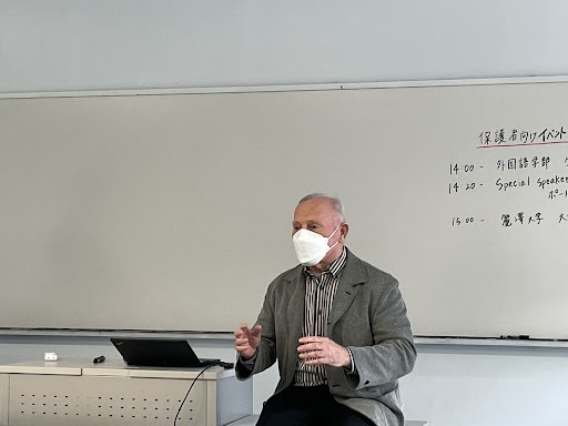 reitakuuniv's tweet photo. 別教室では保護者の方向けにPaul Chris McVay名誉教授がお話しています!
#麗澤大学 #RU #EnglishWorkshop https://t.co/UcxWp0PP5m