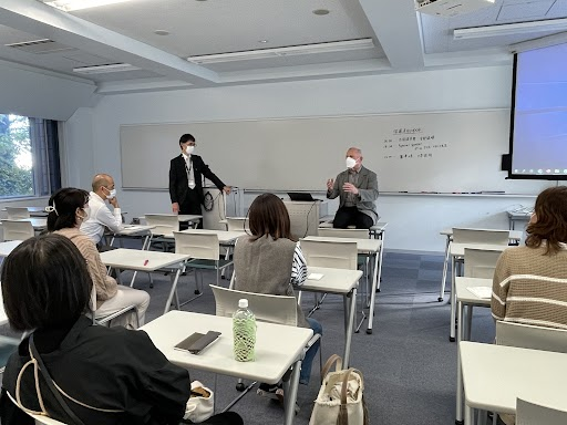 reitakuuniv's tweet photo. 別教室では保護者の方向けにPaul Chris McVay名誉教授がお話しています!
#麗澤大学 #RU #EnglishWorkshop https://t.co/UcxWp0PP5m