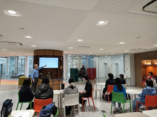 reitakuuniv's tweet photo. Session2 BコースはJerry Dutch先生による「The Most Common Mistakes in Student's Writing」!
なかなか自分の文章を人にチェックしてもらう機会は少ないですが、正しい文章を書くには重要なことです!iFloorのWriting Centerも活用してみましょう☑
#麗澤大学 #RU #EnglishWorkshop #サンタも参加? https://t.co/raTGe24ZF8