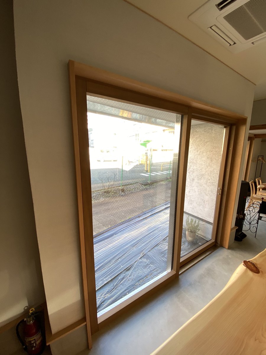 NPO_birth's tweet photo. カーボンニュートラルなオフィスを目指し、木造建物にしました。構造材から内装までなるべく木を使って建てました。
窓サッシも木のサッシにしてみました。
#birthoffice
#脱炭素
#ソーラー発電
#木造建築
#ゼロエミッション
#カーボンニュートラル
#地産地消
#well認証
#npobirth
#サスティナブル https://t.co/6lsFFnpW6y