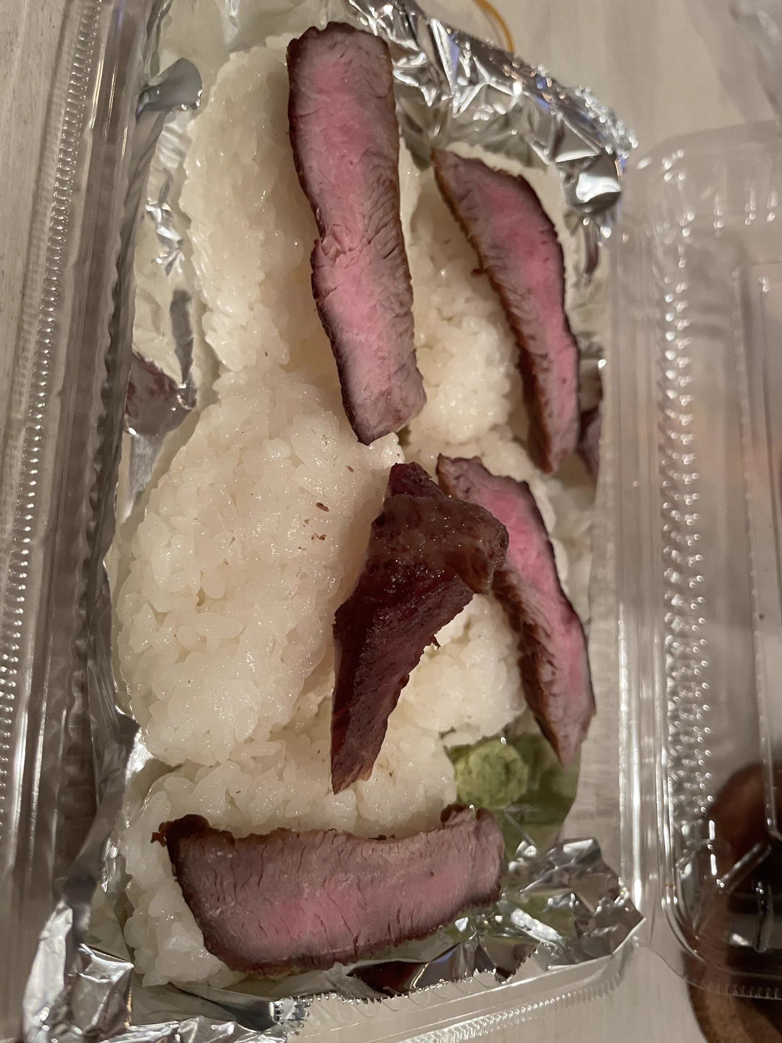 ウーバーイーツでローストビーフ寿司頼んだら詐欺過ぎた。コレはさすがにえぐい。