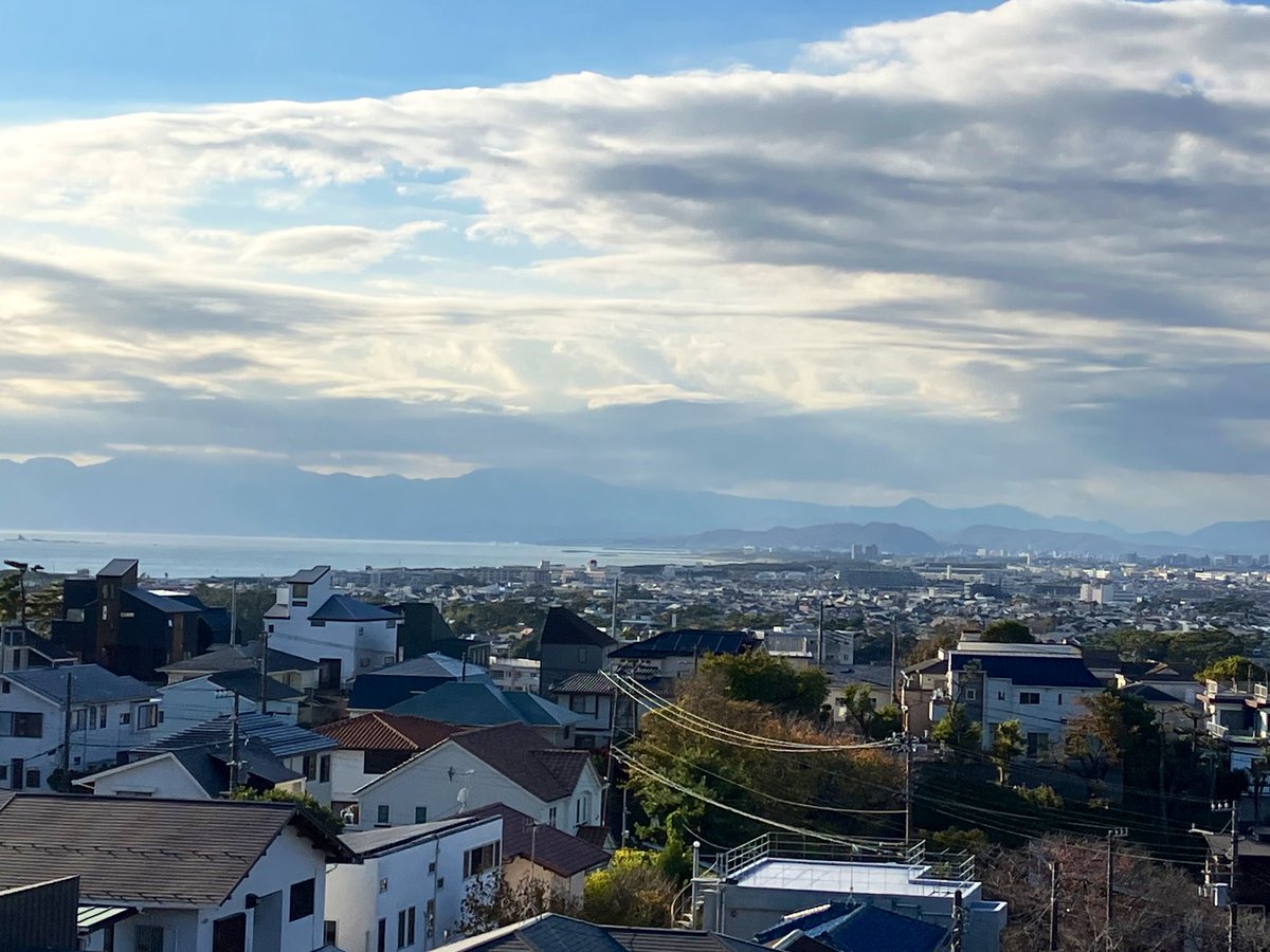 softhand61's tweet photo. 近所の公園から尾根道を辿って、龍口寺経由、片瀬江ノ島東浜までウォーキング。所々の銀杏の葉が、黄色く色付いて見頃 #katase https://t.co/Rq8rOvOTpi