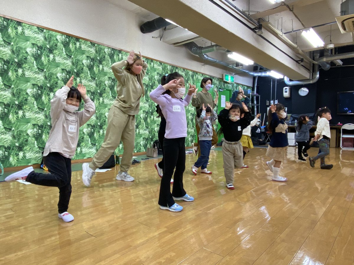ASH_TSS's tweet photo. 福山校キッズワークショップ
開催しました‼️

みんな初めてでも楽しそうに
歌って踊ってバッチリ👍でした

課題曲はアナ雪🎶

#次回体験会は年明け
#ダンス
#アイドル
#アクターズスクール広島福山校 https://t.co/yAv64MCktS