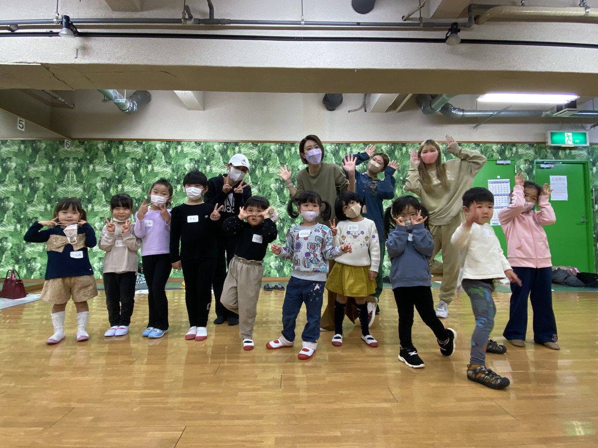 ASH_TSS's tweet photo. 福山校キッズワークショップ
開催しました‼️

みんな初めてでも楽しそうに
歌って踊ってバッチリ👍でした

課題曲はアナ雪🎶

#次回体験会は年明け
#ダンス
#アイドル
#アクターズスクール広島福山校 https://t.co/yAv64MCktS